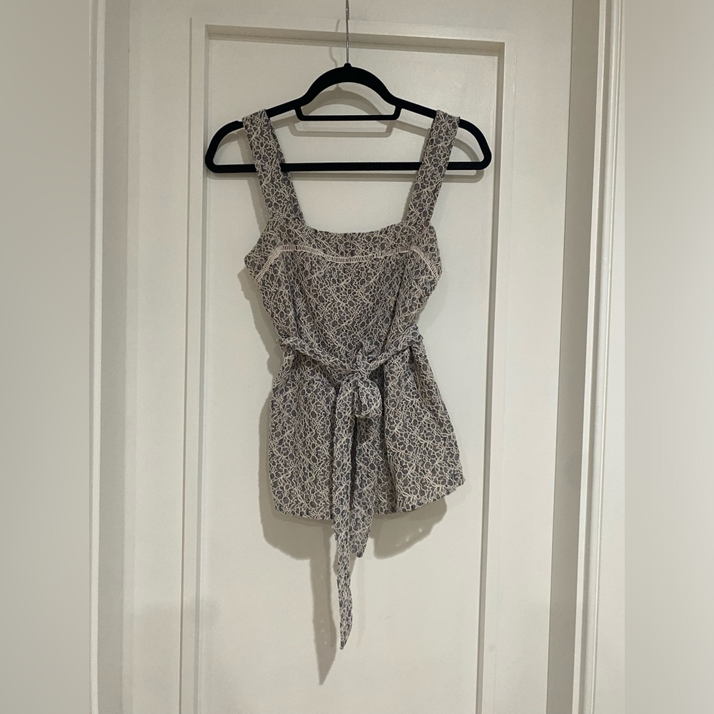 Banana republic crochet top with tie in flower pattern, very unique !
